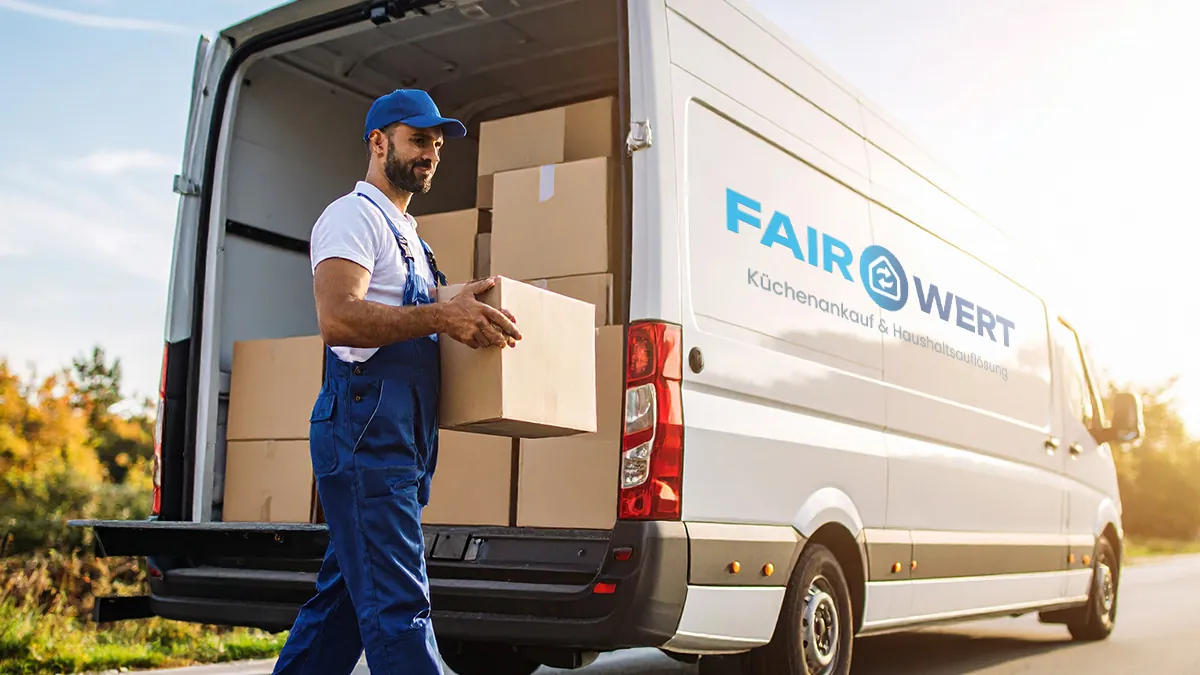 Mitarbeiter von FAIRWERT Hildesheim trägt Kartons zum Transporter